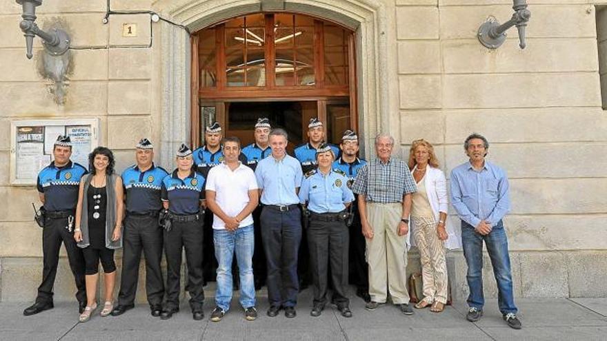 El cos de la Policia Local de Puigcerdà amb els polítics de l&#039;equip de govern en una celebració gremial