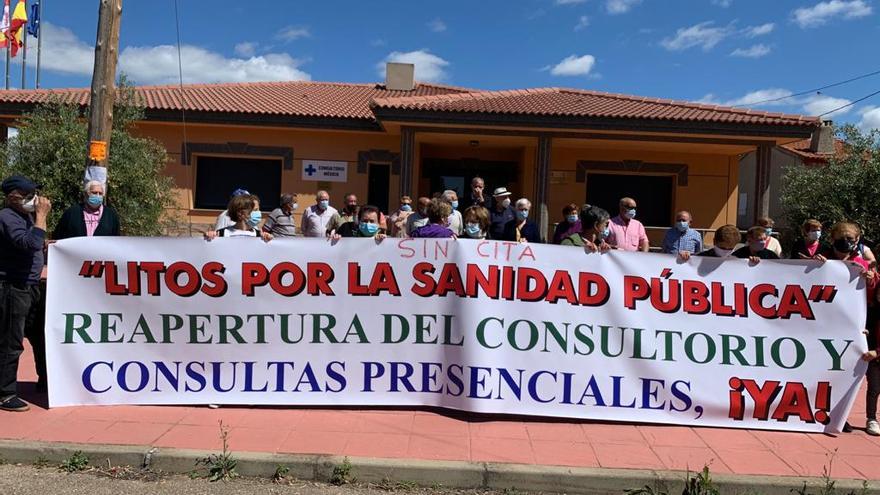 Concentración de los vecinos de Litos por la apertura del consultorio