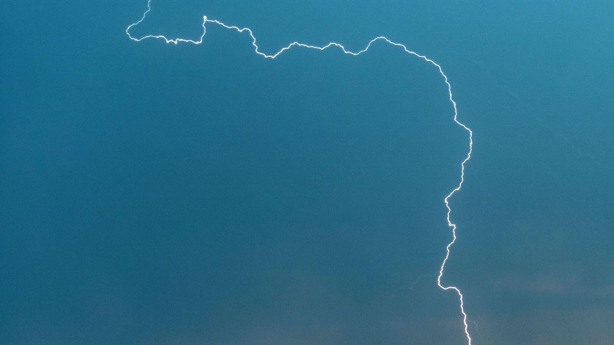 Un rayo durante una tormenta en una imagen de archivo.