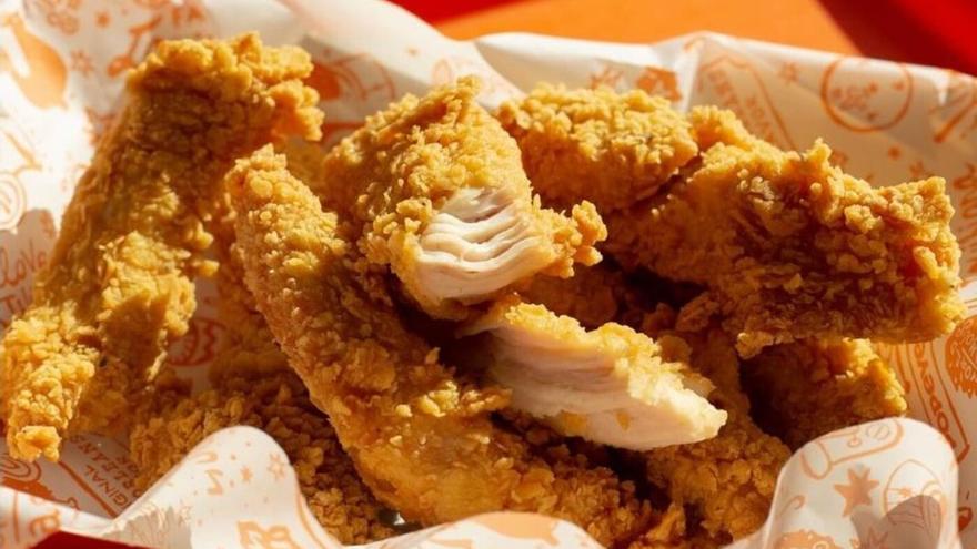 Una conocida cadena de comida repartirá pollos en una playa por el Día de Canarias