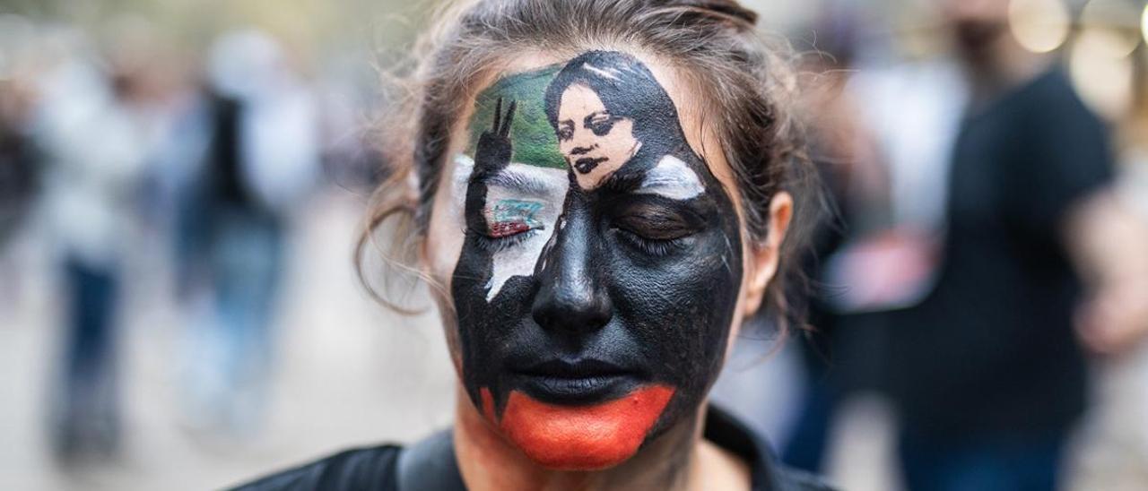 Una participante en la manifestación de este sábado en Barcelona en solidaridad con las mujeres de Irán.