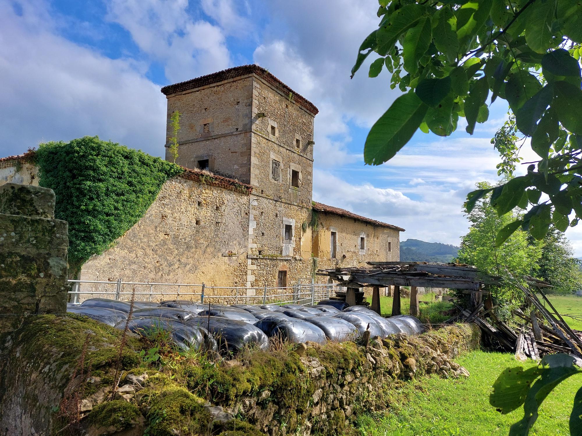 Así es el palacio de Aramil, joya del siglo XVII a la venta por un millón de euros