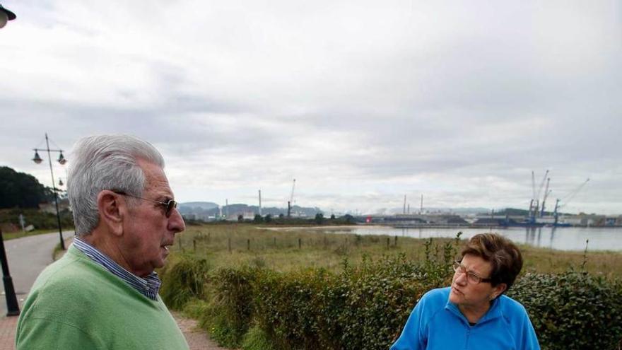 César Muñiz y Mari Carmen Álvarez conversan sobre el plan de regeneración dunar, junto a la playa de Zeluán.