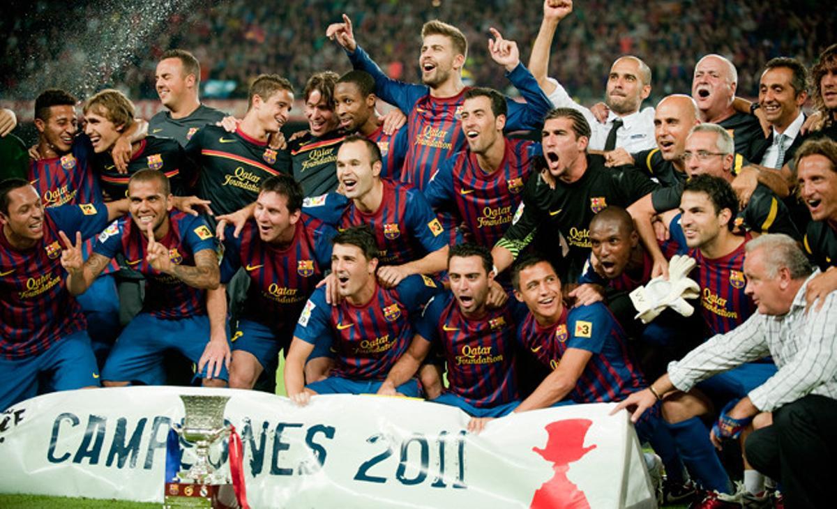 Los futbolistas azulgranas celebran la victoria de la Supercopa de España 2011 ante el Madrid.
