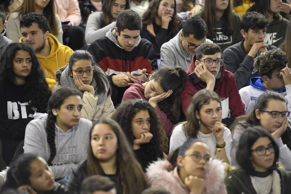 La diputada Carla Antonelli, con estudiantes de Secundaria en el Centro Insular de Deportes