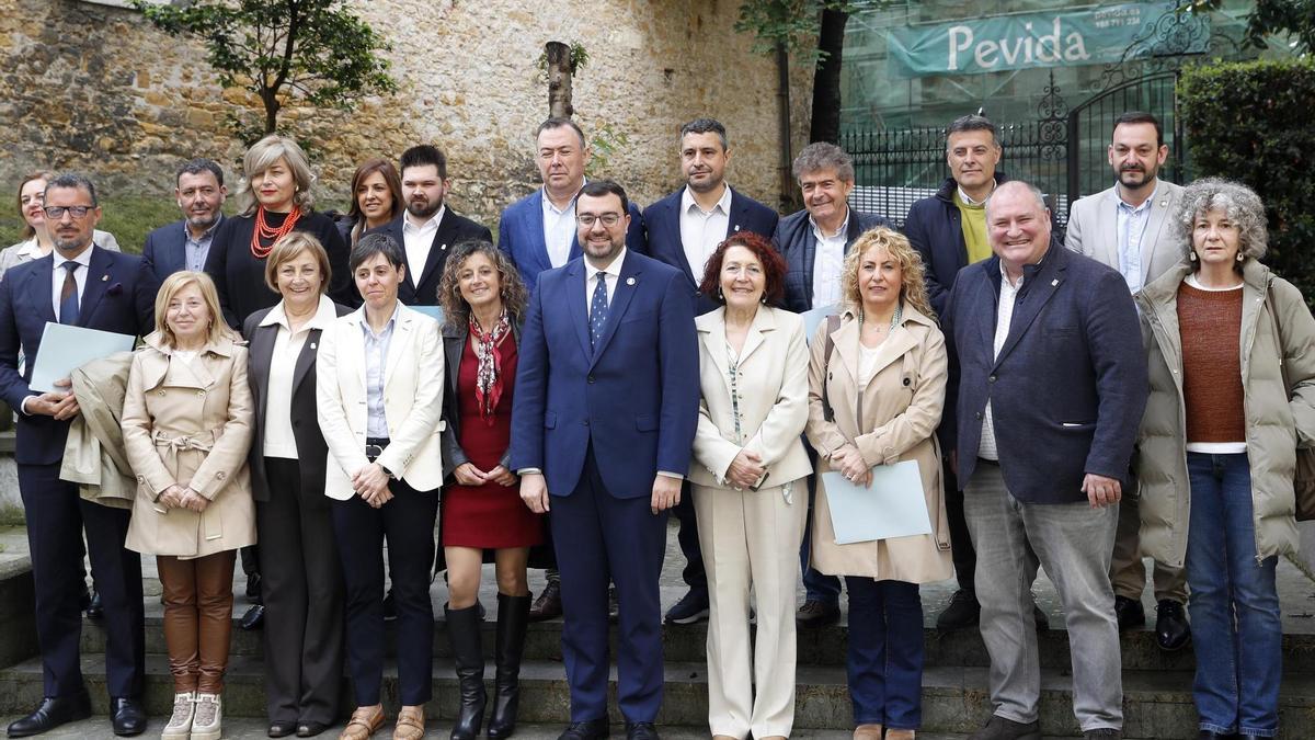 El poresidente del Principado y la consejera de Educación, Eva Ledo, con los alcaldes firmantes de los nuevos convenios.