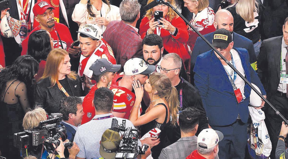 Las Vegas (United States), 11/02/2024.- US singer Taylor Swift (C-R) kisses Kansas City Chiefs tight end Travis Kelce (C-L) after the Kansas City Chiefs won Super Bowl LVIII against the San Fransisco 49ers at Allegiant Stadium in Las Vegas, Nevada, USA, 11 February 2024. The Super Bowl is the annual championship game of the NFL between the AFC Champion and the NFC Champion and has been held every year since 1967. EFE/EPA/CAROLINE BREHMAN