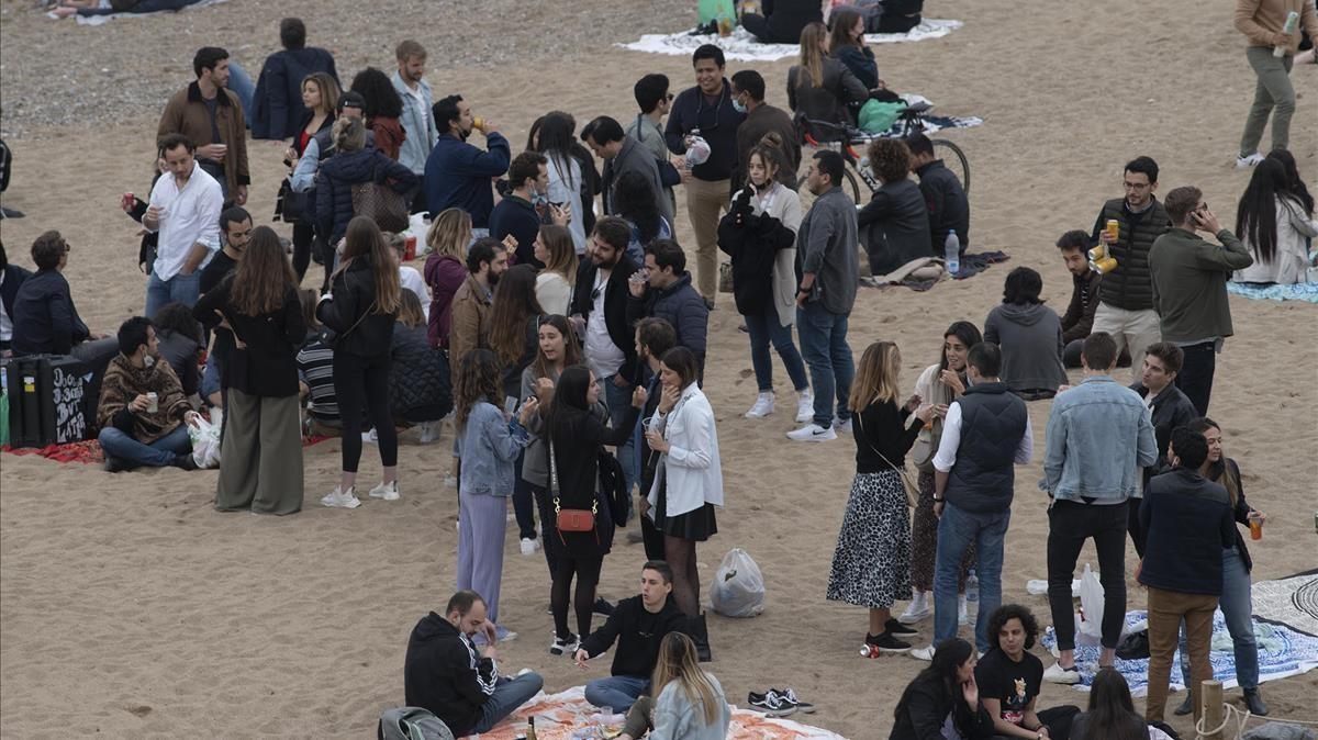 Playa de la Barceloneta por la tarde, donde numerosos jóvenes quedan para tomar algo sobre la arena.