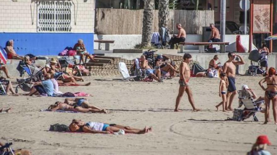 Una imagen del pasado mes de febrero, cuando las altas temperaturas llenaron las playas.