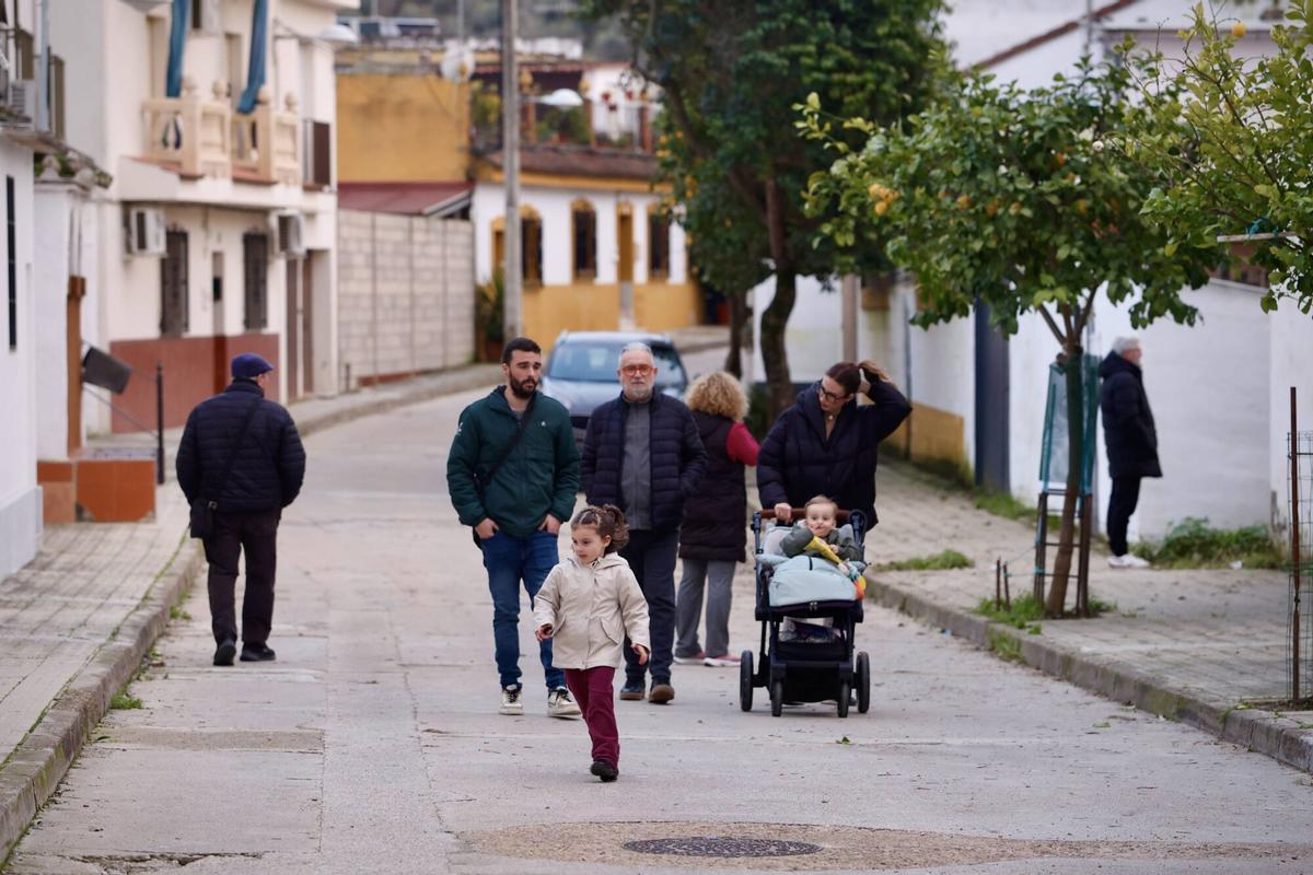 La Calle de la Barca recupera su ritmo con el regreso de las familias y vecinos.