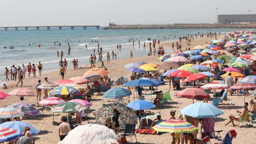 La playa del Port de Sagunt, esta mañana, día más caluroso de la semana según las predicciones