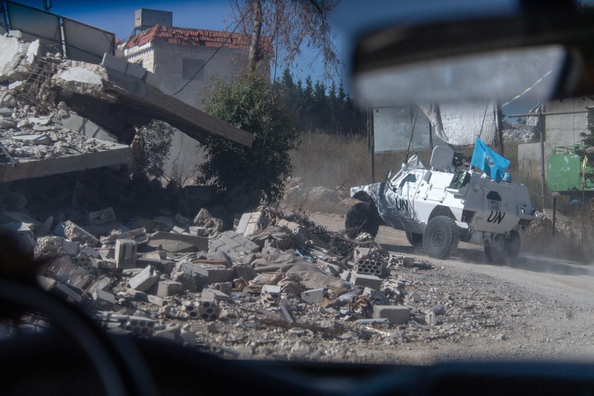 Patrulla de cascos azules en Houla, sector del Líbano vigilado por soldados nepalís.