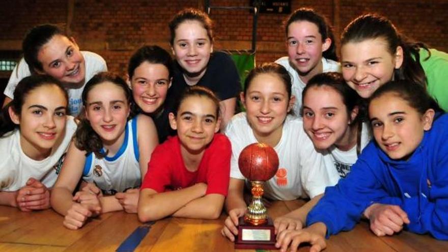 Las jugadoras muestran el galardón conseguido en el torneo madrileño. // Iñaki Abella