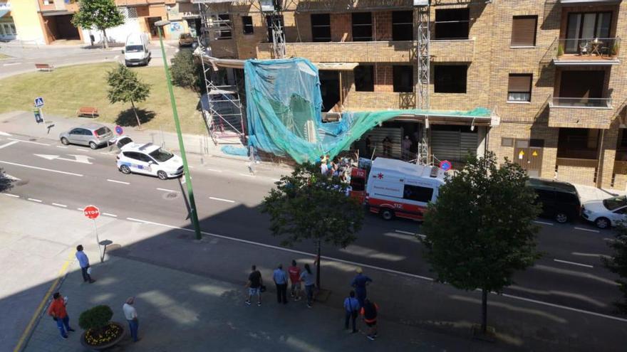 Los servicios de emergencias atienden al trabajador accidentado en la calle Fuero de Avilés, en El Quirinal.