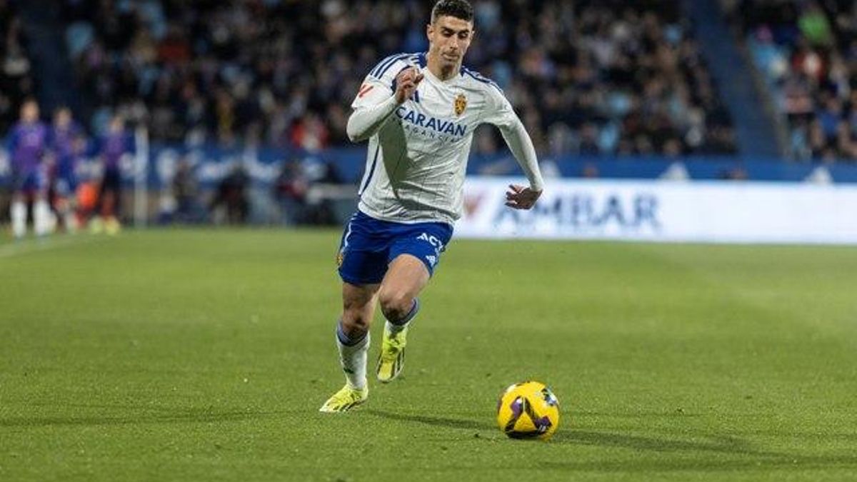 Marcos Luna conduce el balón durante el partido ante el Tenerife disputado la pasada temporada en La Romareda.