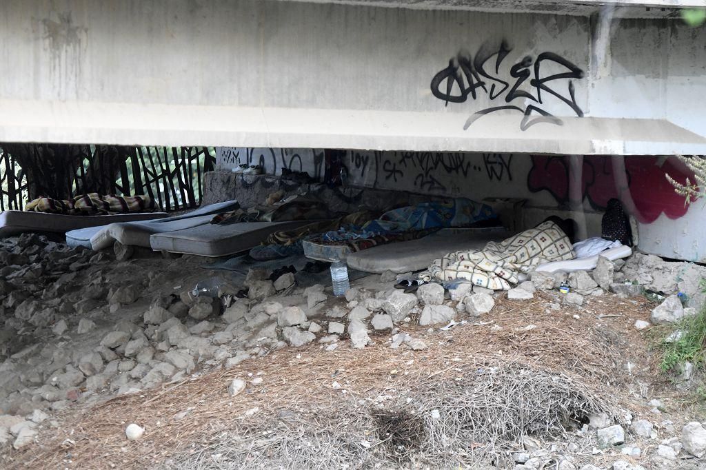 Así es la vida bajo el puente de la autovía de la A-30 en Murcia