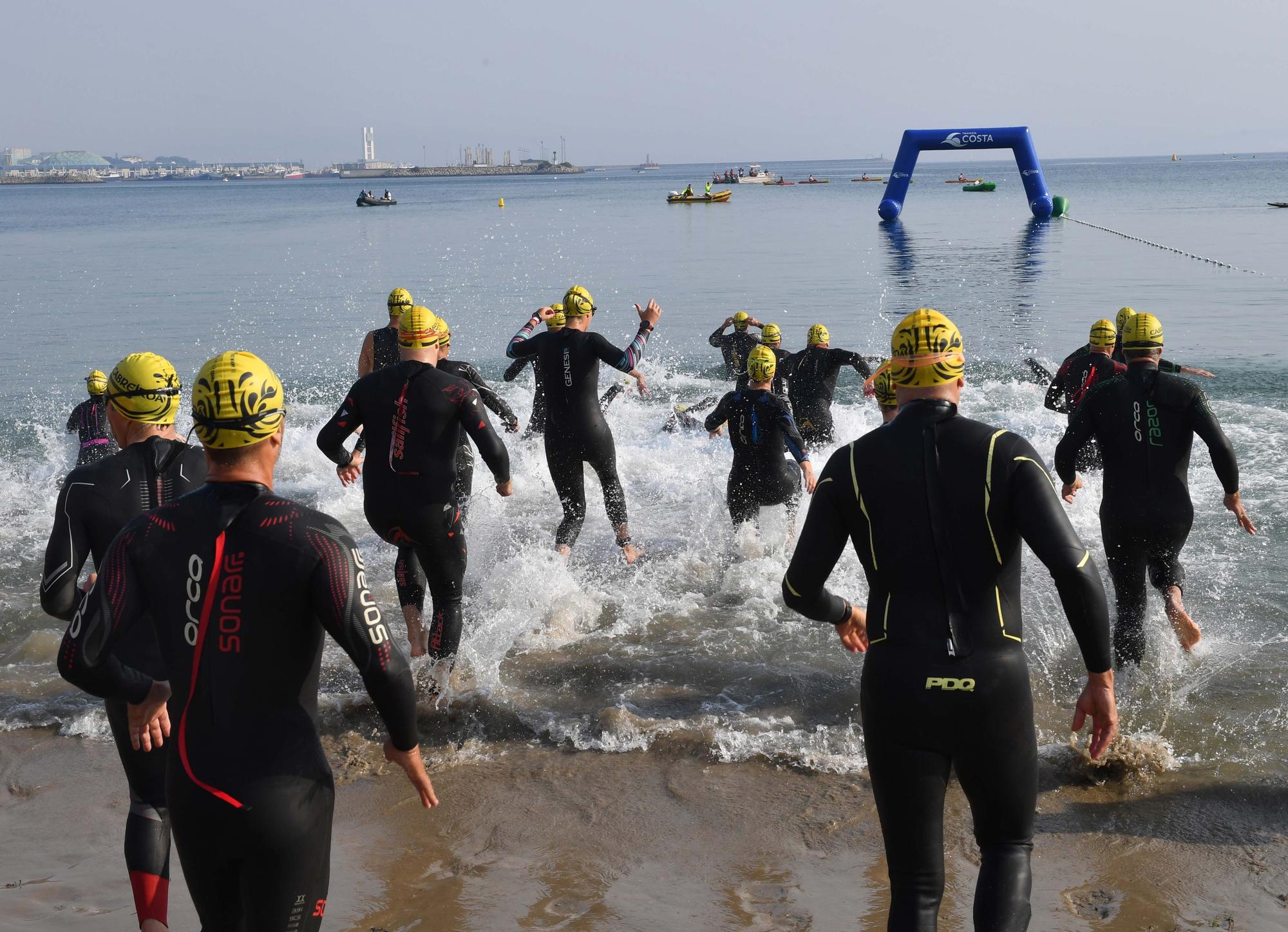 Más de 300 nadadores en Santa Cristina para la Travesía Costa Oleiros 2022
