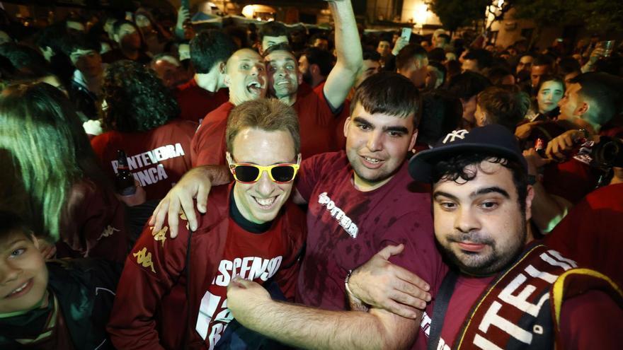 Jugadores y afición, en la fiesta después del partido.