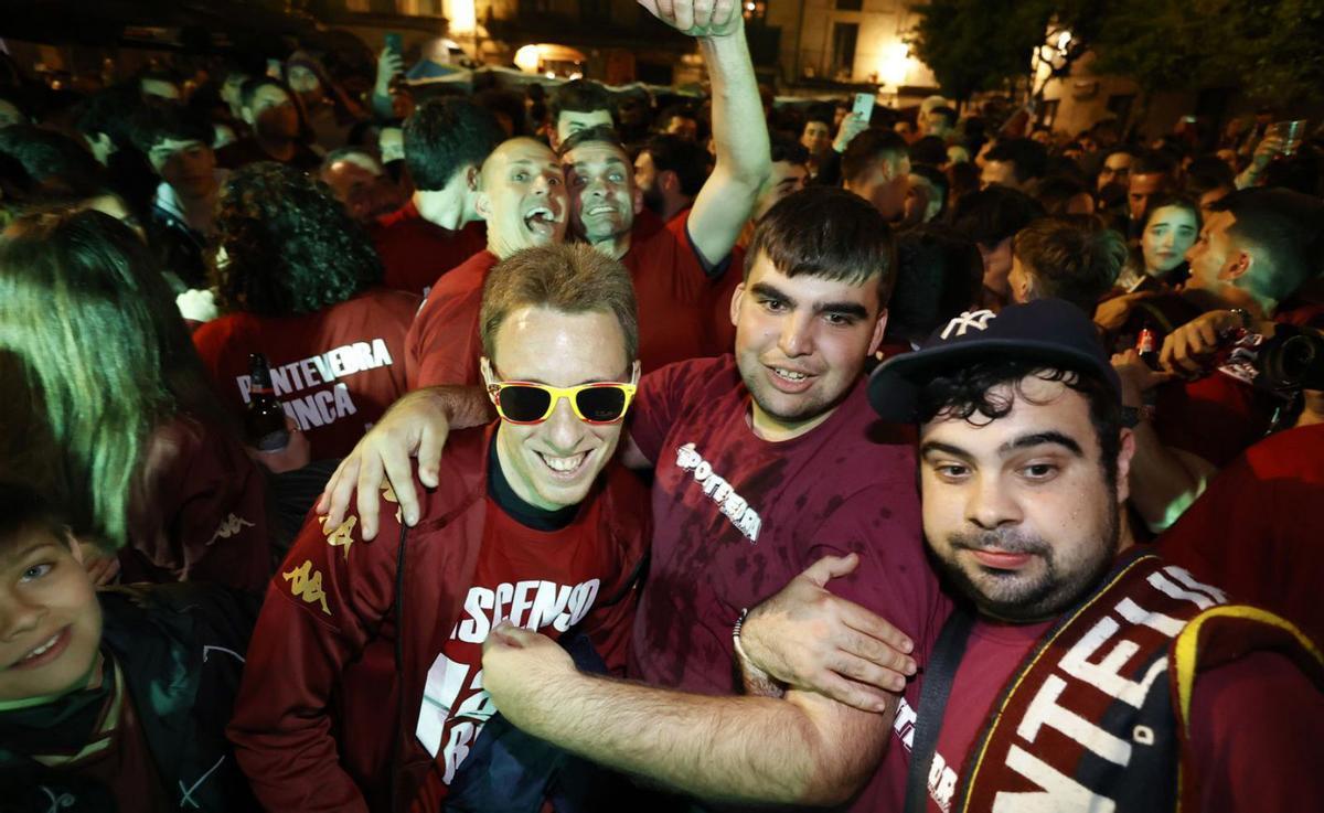 Jugadores y afición, en la fiesta después del partido.