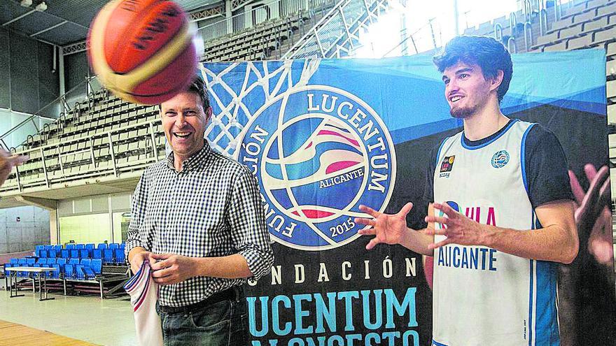 El presidente de la Fundación Lucentum Alicante Toni Gallego y el jugador Pep Busquets.