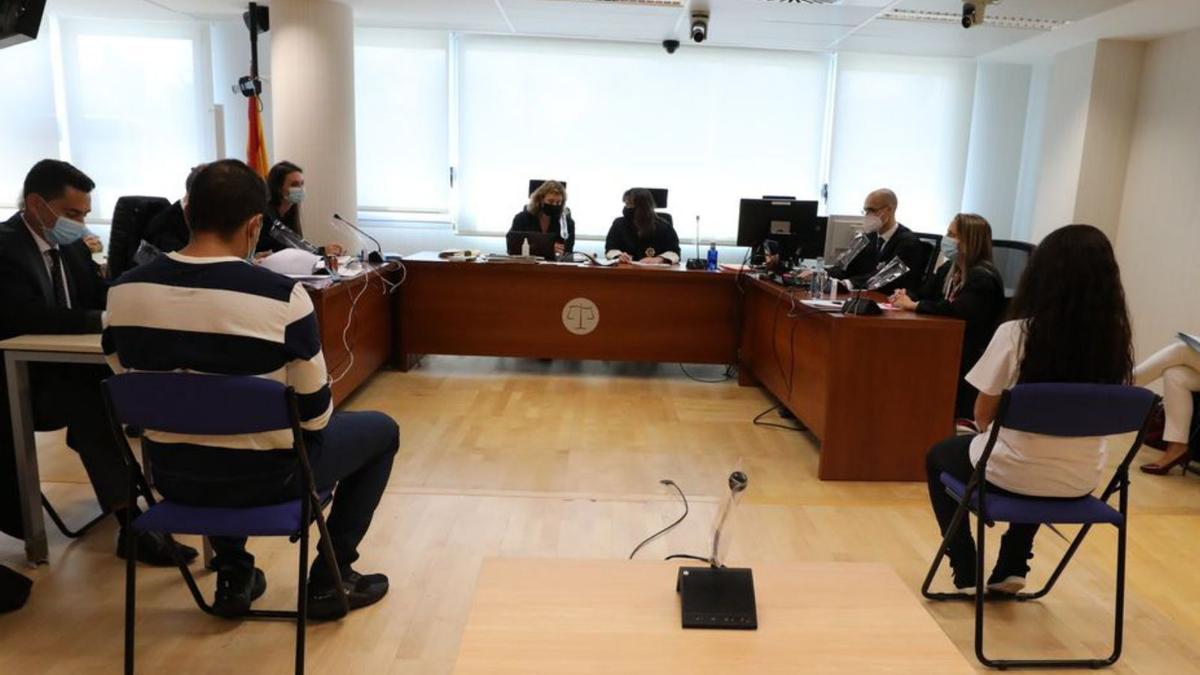 Los padres condenados, durante el juicio celebrado en Elx. | ANTONIO AMORÓS