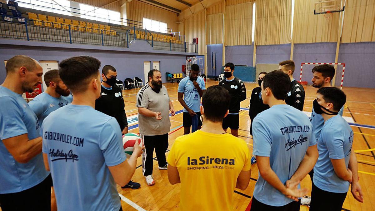 Aitor Barreros, entrenador de la UD Ibiza-Ushuaïa Volley, da instrucciones a sus jugadores.