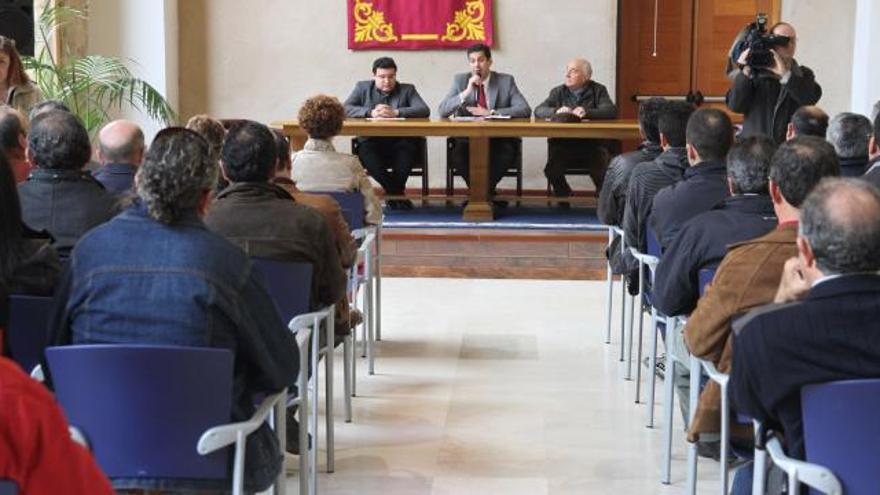 El delegado de la Junta de Castilla y León, Alberto Castro, se dirige a los representantes de los municipios presentes en la reunión de ayer en Villalpando.