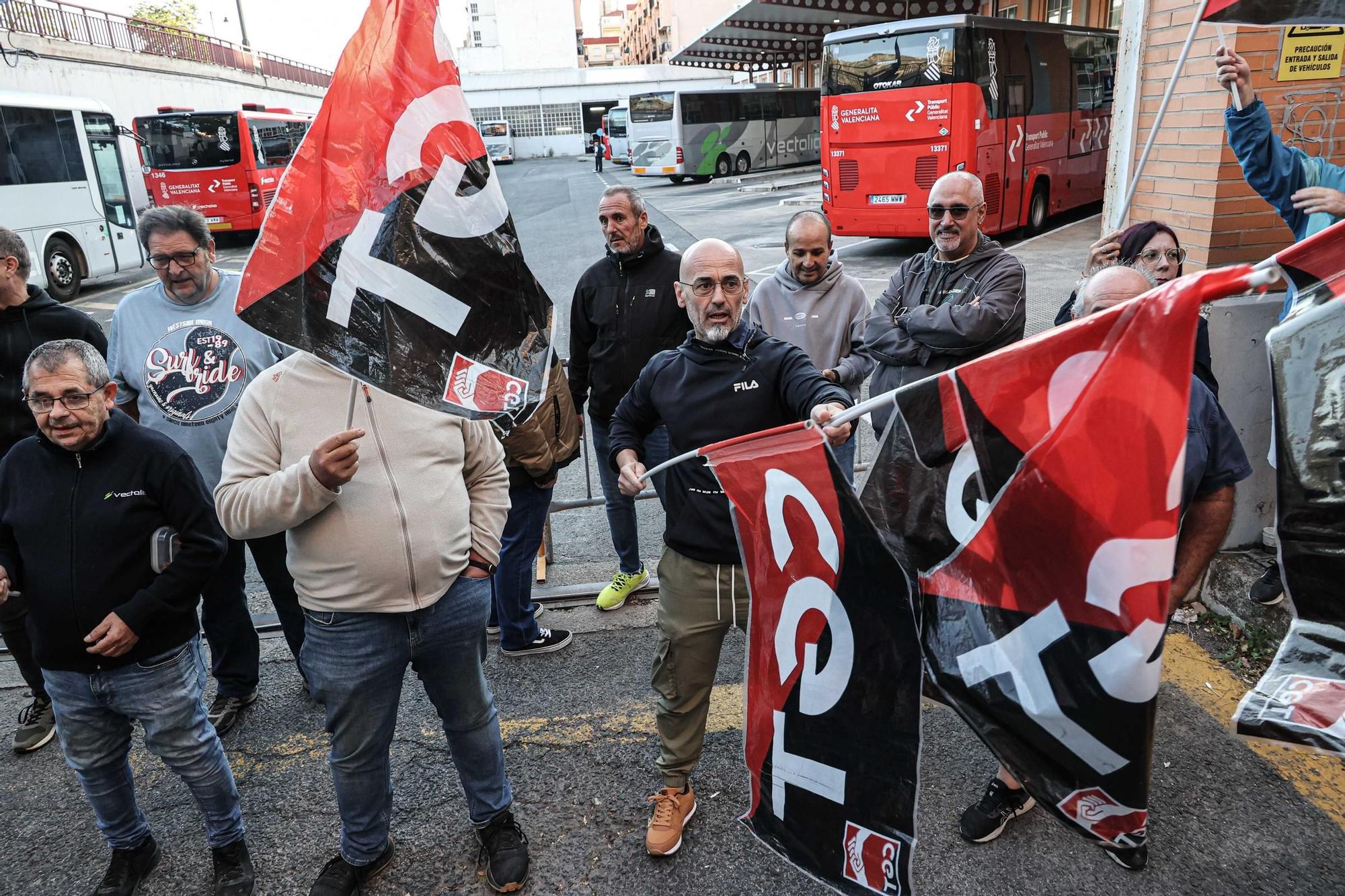 Imágenes de la huelga de los trabajadores de Automóviles La Alcoyana Vectalia