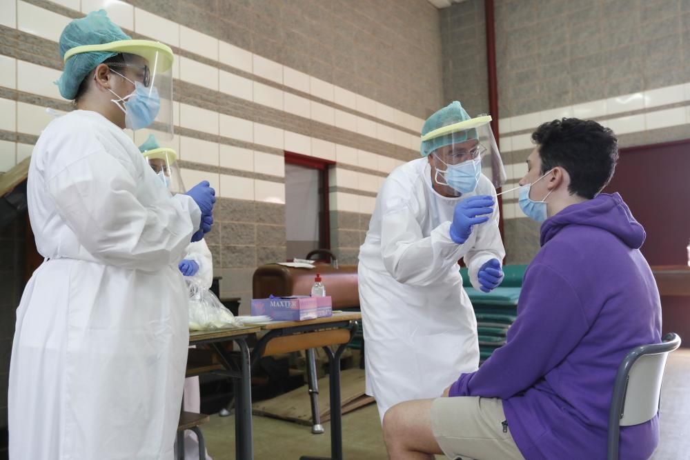 Extracció de mostres PCR a l'escola Bell-lloc de Girona