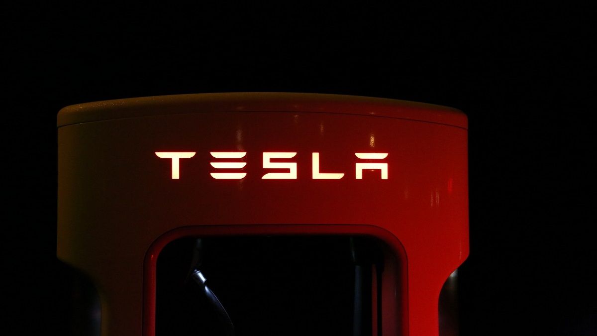Elon Musk vende miles de millones en acciones de Tesla en medio de una demanda