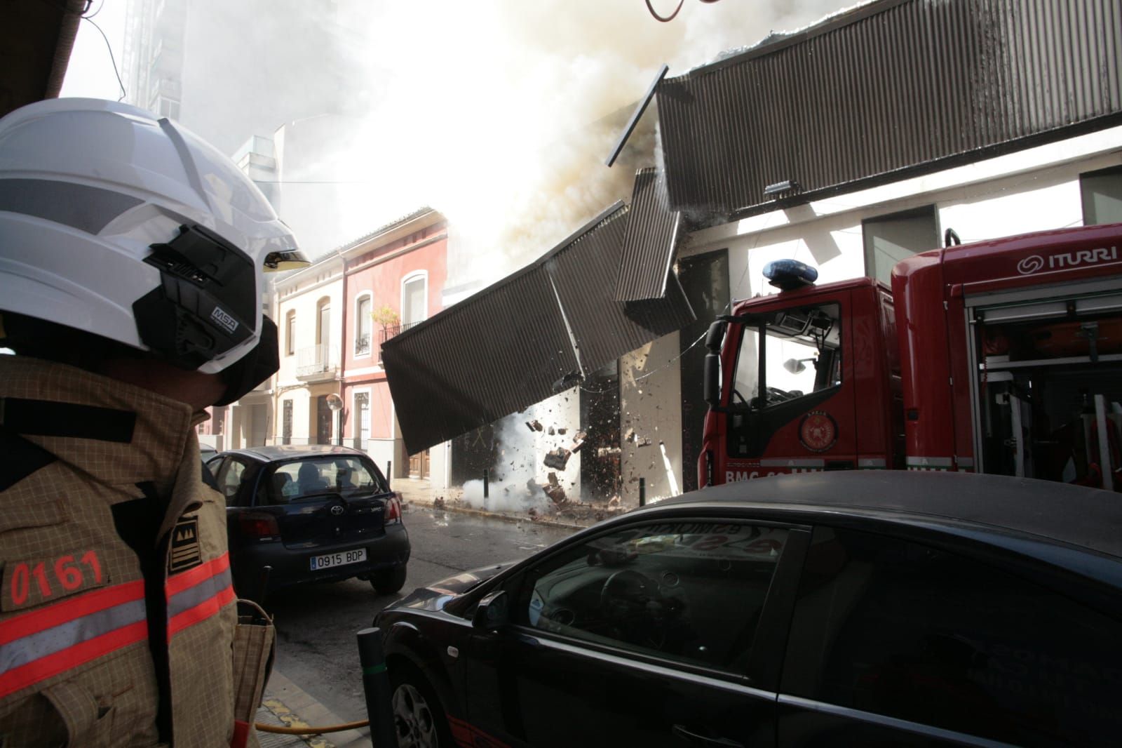 Las imágenes del duro servicio en el incendio de una antigua discoteca de Castelló