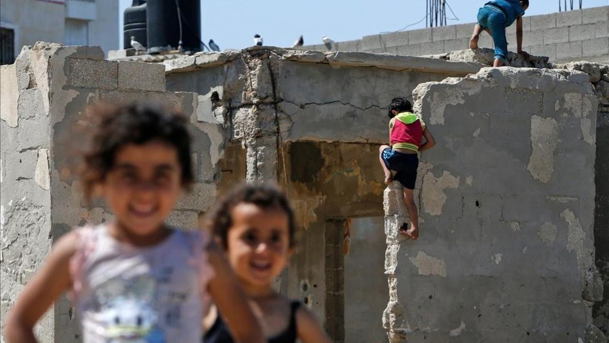 Unos niños palestinos juegan cerca de su casa en la franja de Gaza, el pasado 15 de mayo.