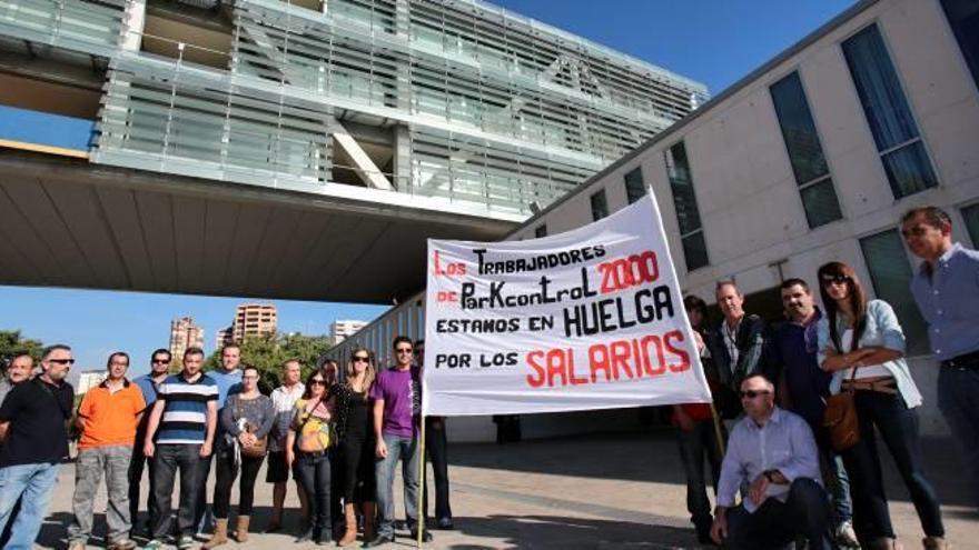 Trabajadores de Park Control, en huelga para exigir el pago de sus salarios, en el año 2013.