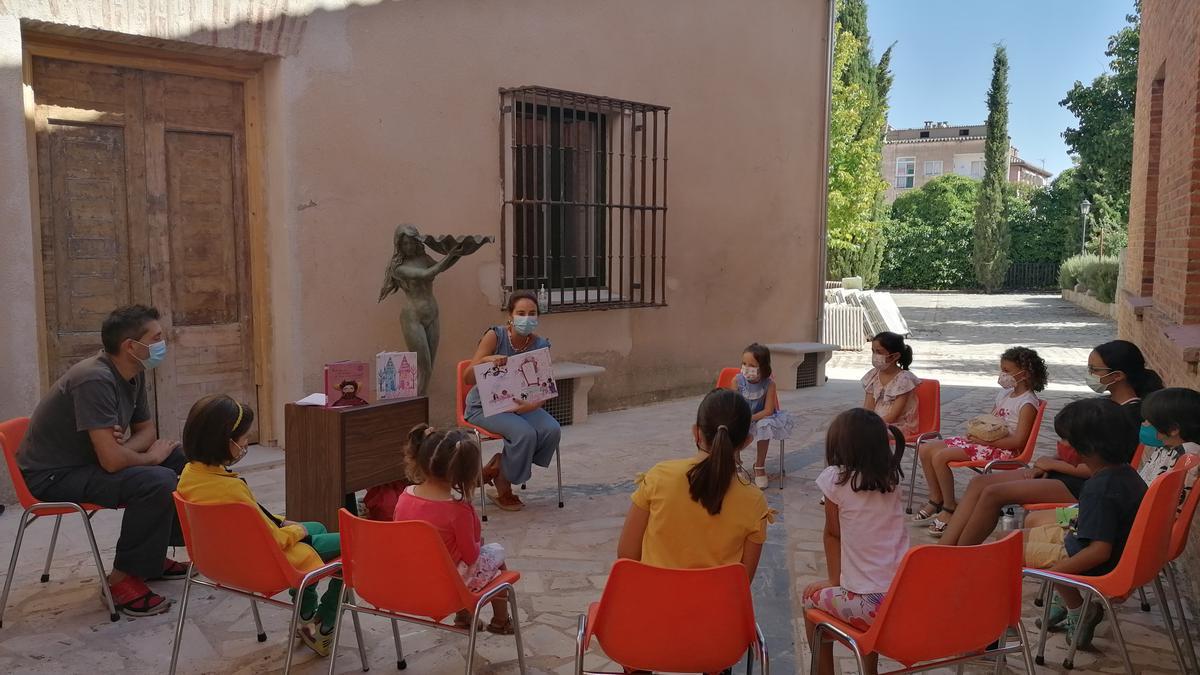 Sesión de cuentacuentos en el patio de la Casa de Cultura de Toro