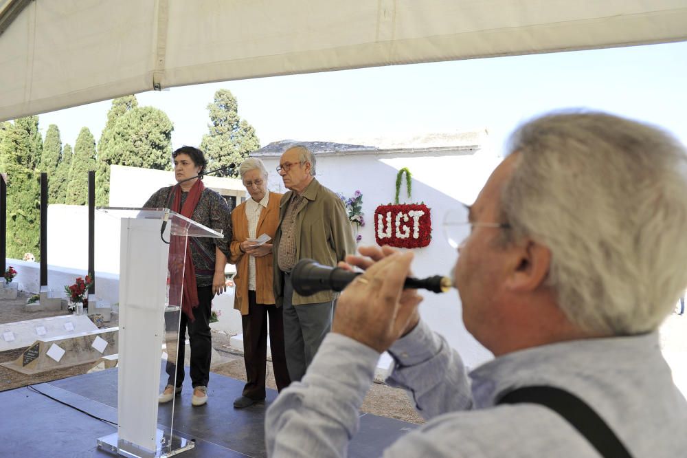 Homenaje a los difuntos en el cementerio de Castelló