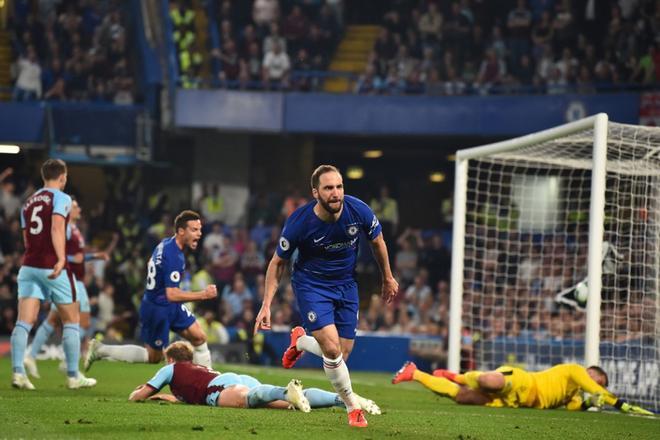 El delantero argentino del Chelsea, Gonzalo Higuaín (C), celebra después de anotar su segundo gol durante el partido de fútbol de la Premier League inglesa entre el Chelsea y Burnley en el puente Stamford en Londres.