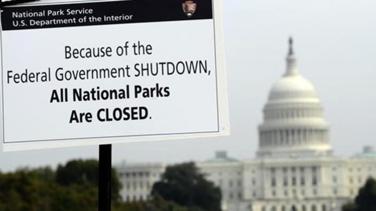 Un cartel señala que todos los parques nacionales de EEUU estan cerrados, este jueves, en Washington, por el cierre.