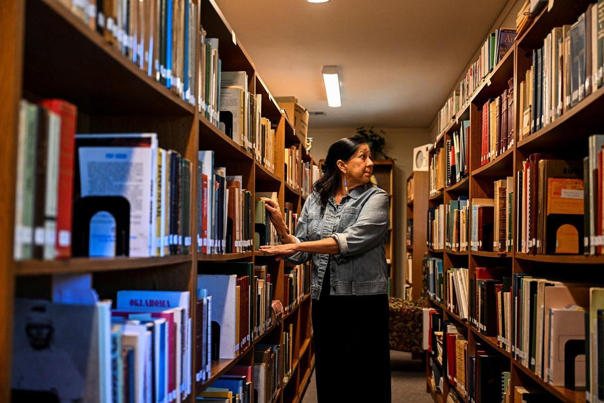 Margie Burkhart, la nieta de Mollie Burkhart, en la biblioteca del White Hair Memorial de Hominy, Oklahoma.