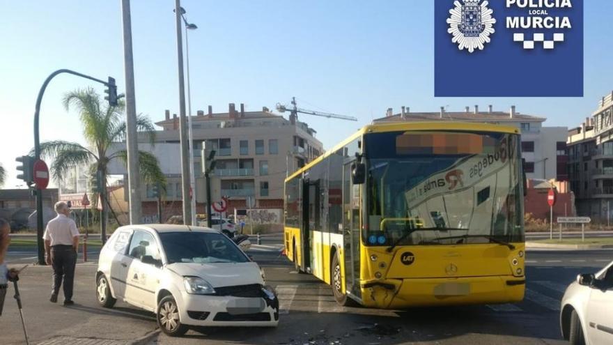 Tres heridos tras chocar un coche con un bus.