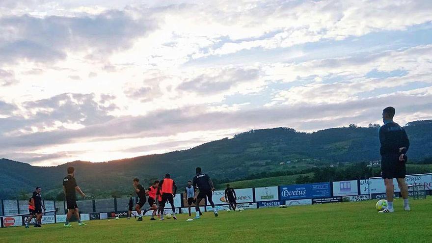 Clemente, entrenador del Lealtad, observa un rondo de sus jugadores.