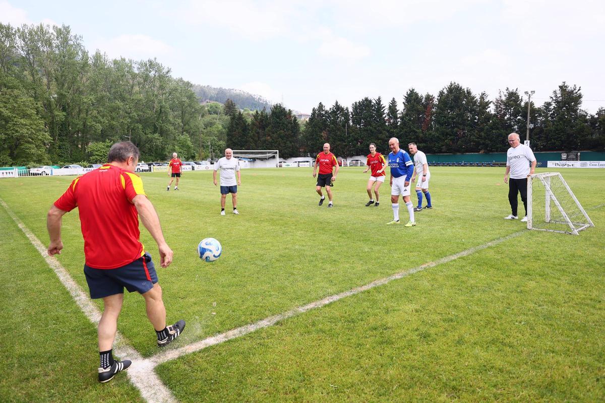 En imágenes: Los héroes que levantaron el único título de la historia del Real Oviedo se reencuentran 41 años después: así fue la "histórica y divertida" reunión