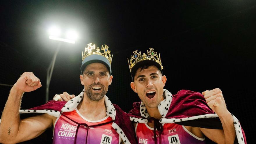 Adrián Gavira y Alejandro Huerta, con las coronas de campeones, celebran su triunfo en Puerto de la Cruz.