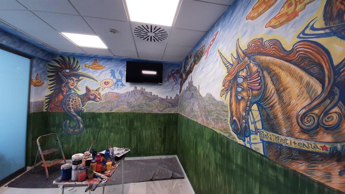 Detalle del mural de Toni Espinar en el hospital de Xàtiva.