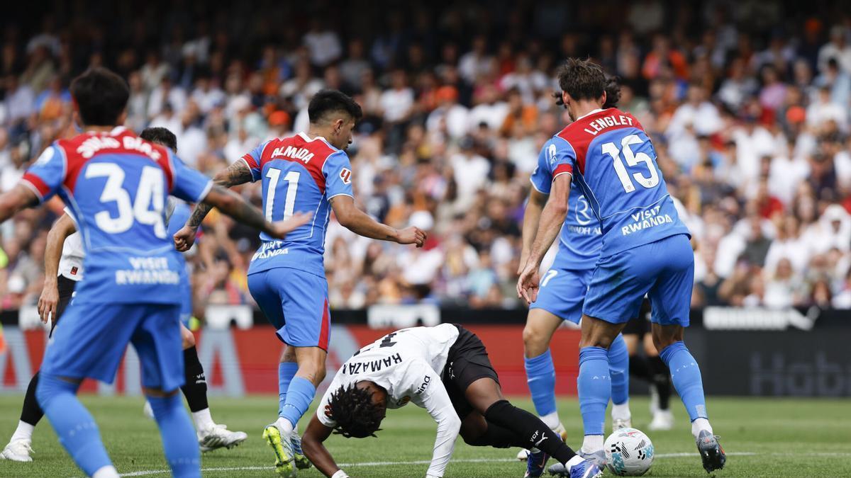 Carlos Corberán se marchó enfadado tras la derrota ante el Atlético de Madrid