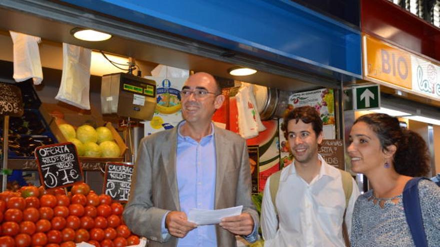 Rueda de prensa ofrecida por IU en el mercado de Atarazanas.