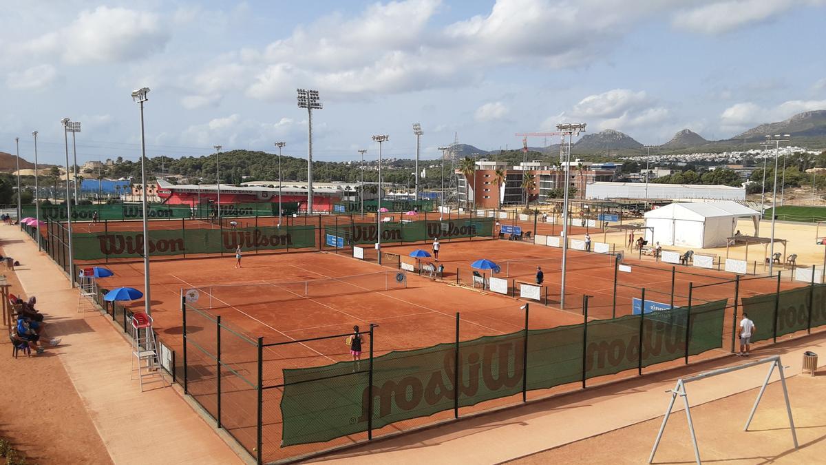El centro, que abarca desde Infantil hasta Bachillerato, cuenta con unas excelentes instalaciones y colabora con la academia Tenis Ferrer.