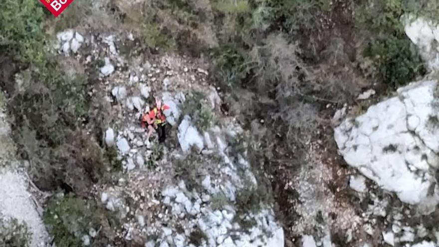 Momento en que rescatan a un senderista atrapado en el precipicio del Montgó