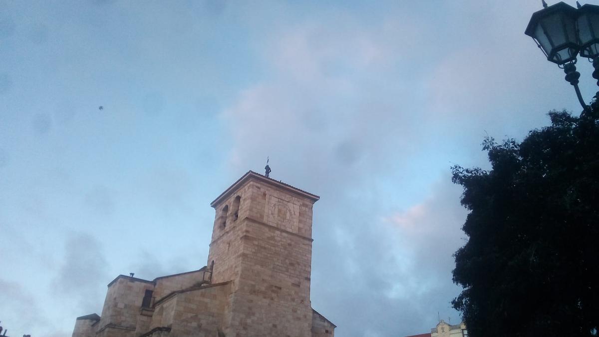 El cielo de Zamora capital, esta mañana de sábado, en plena Plaza Mayor.