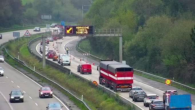 EN IMÁGENES: Un accidente en la "Y" deja un herido muy grave y retenciones kilométricas en el nudo de Serín