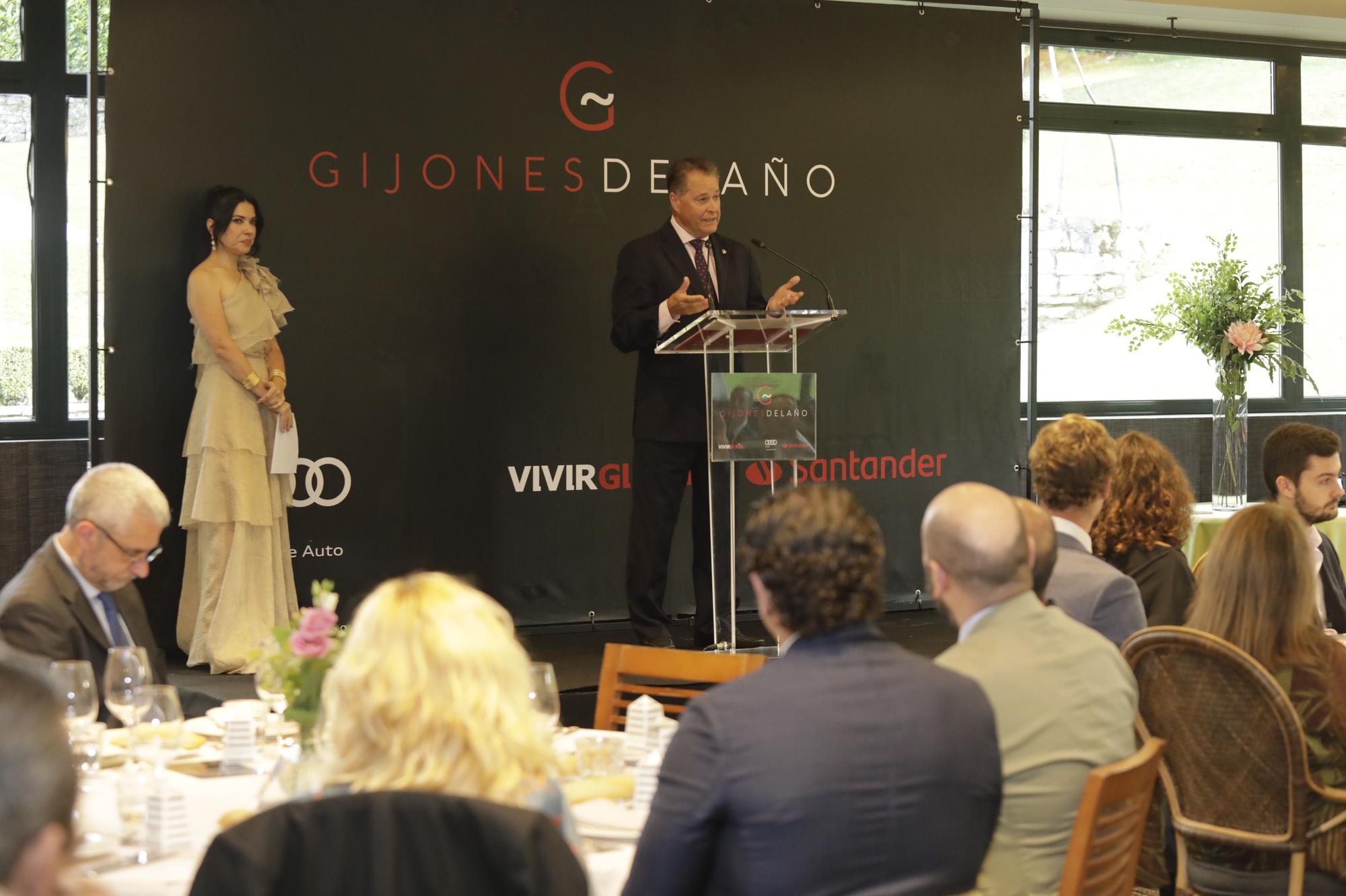 Entrega del premio "Gijonés del año" a Félix Baragaño